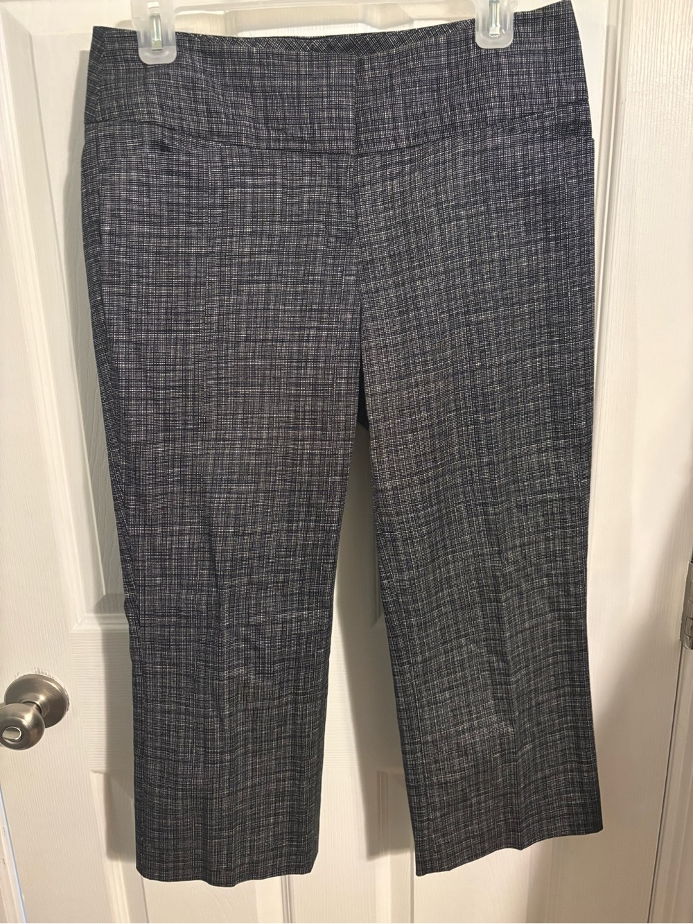 😍Express Textured Black and White Capri Pants Size 2